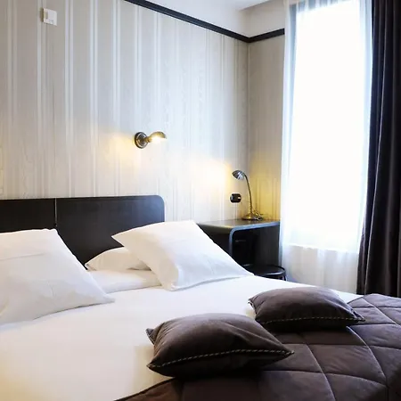 Latroupe Le Berger Hotel 3*